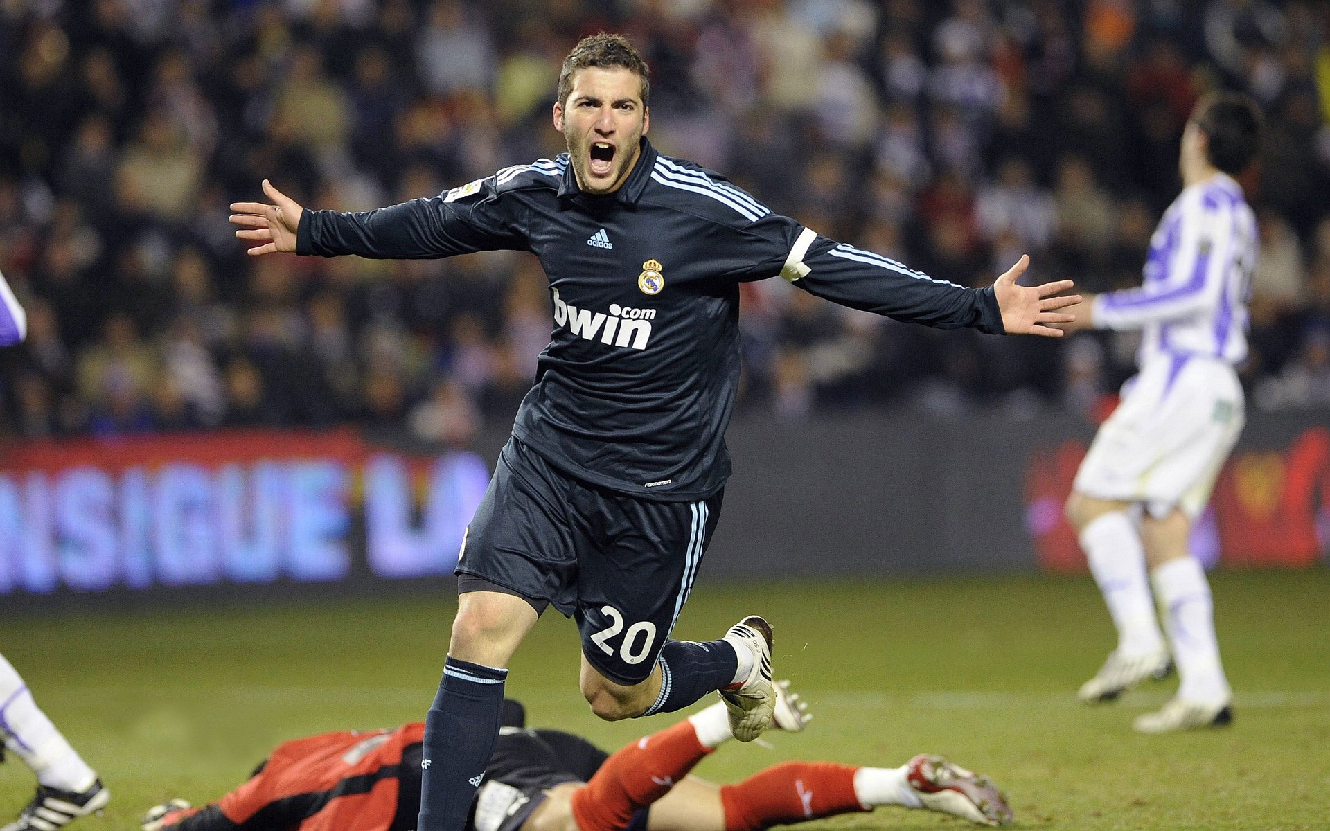 九游体育网页入口-《赛场外的故事：幕后工作人员的平凡与执着》，赛场内外的英文